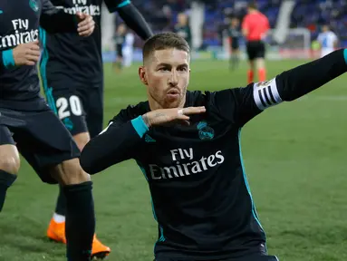 Pemain Real Madrid Sergio Ramos berselebrasi usai mencetak gol ke gawang Leganes pada partai tunda pekan ke-16 La Liga Spanyol di Estadio Municipal de Butarque, Rabu (21/2). Real Madrid menang 3-1 atas Leganes meski sempat ketinggalan. (AP/Francisco Seco)
