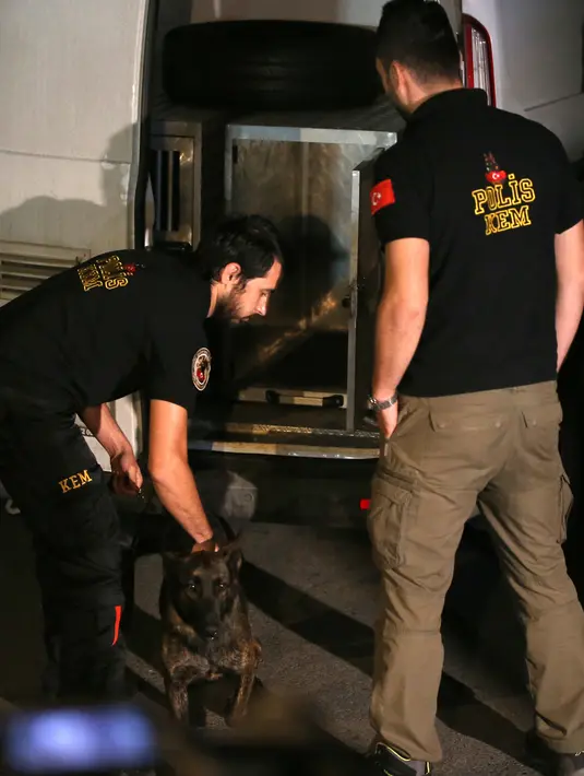 Polisi Turki mengerahkan anjing pelacak untuk mencari barang bukti hilangnya jurnalis Arab Saudi Jamal Khashoggi di kediaman Konsulat Jenderal Saudi Mohammed al-Otaibi di Istanbul, Rabu (17/10). (AP Photo/Emrah Gurel)