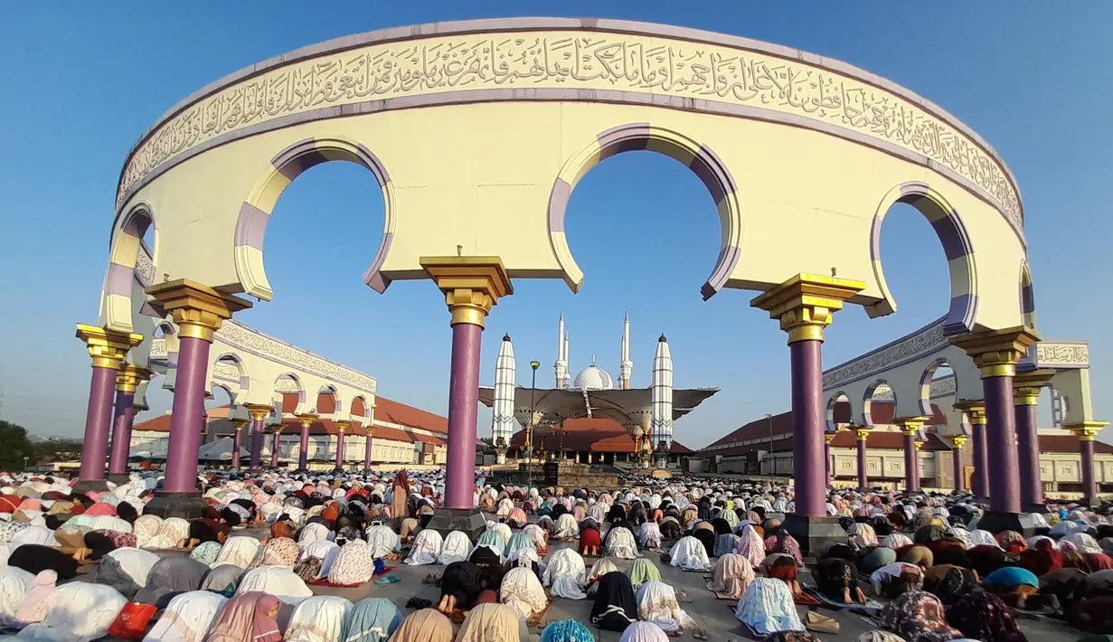 Umat muslim melaksanakan salat Idul Adha di Semarang, Jawa Tengah, Minggu (10/7/2022). (DAFFA RAMYA KANZUDDIN/AFP)