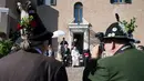 Paus Emeritus Benediktus XVI duduk bersama dengan delegasi dari Bavaria saat ulang tahunnya yang ke-90 di Vatikan (17/4). Paus Benediktus lahir di Marktl am Inn, Bayern, Jerman, pada tanggal 16 April 1927. (L'Osservatore Romano/Pool Photo via AP)