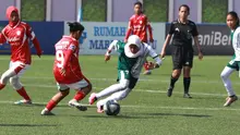 Pemain Cipta Cendikia Football Academy, Albianca Raula, mengontrol bola dan mencoba melewati pemain Goal Aksis di final U-15 HYDROPLUS Soccer League All-Stars 2025/2026 yang berlangsung di Supersoccer Arena, Kudus, Jawa Tengah, Minggu (12/7/2026). (Bola.com/Nirmatuloh Efendi)