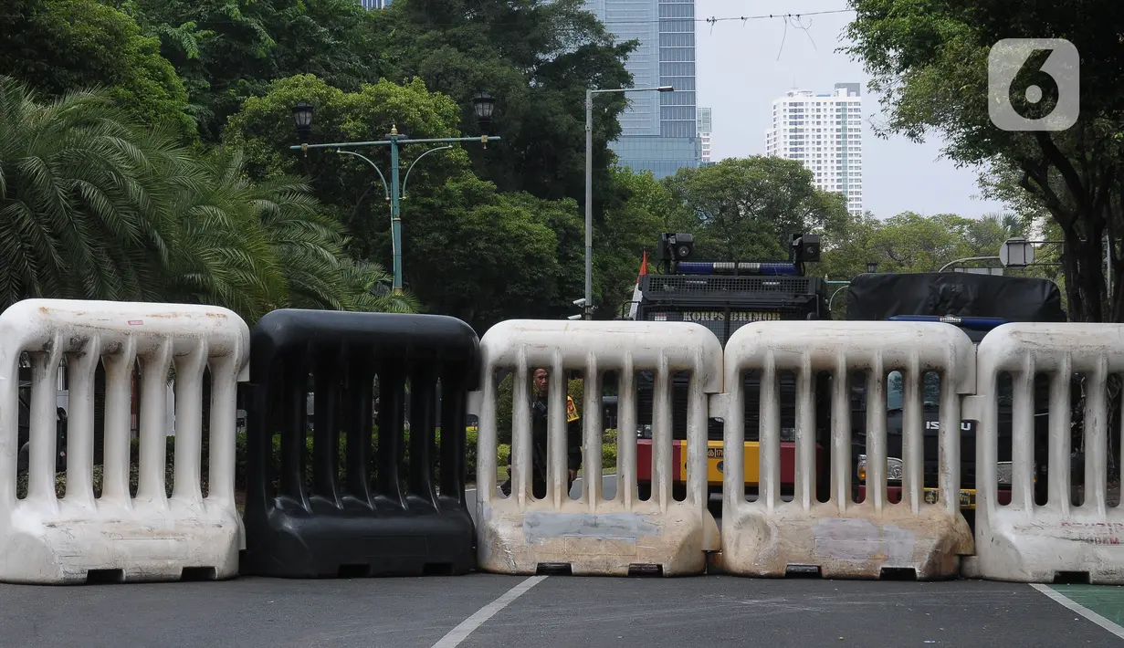 Barrier penyekat pun telah dipasang di kedua arah jalan Imam Bonjol. (merdeka.com/Imam Buhori)