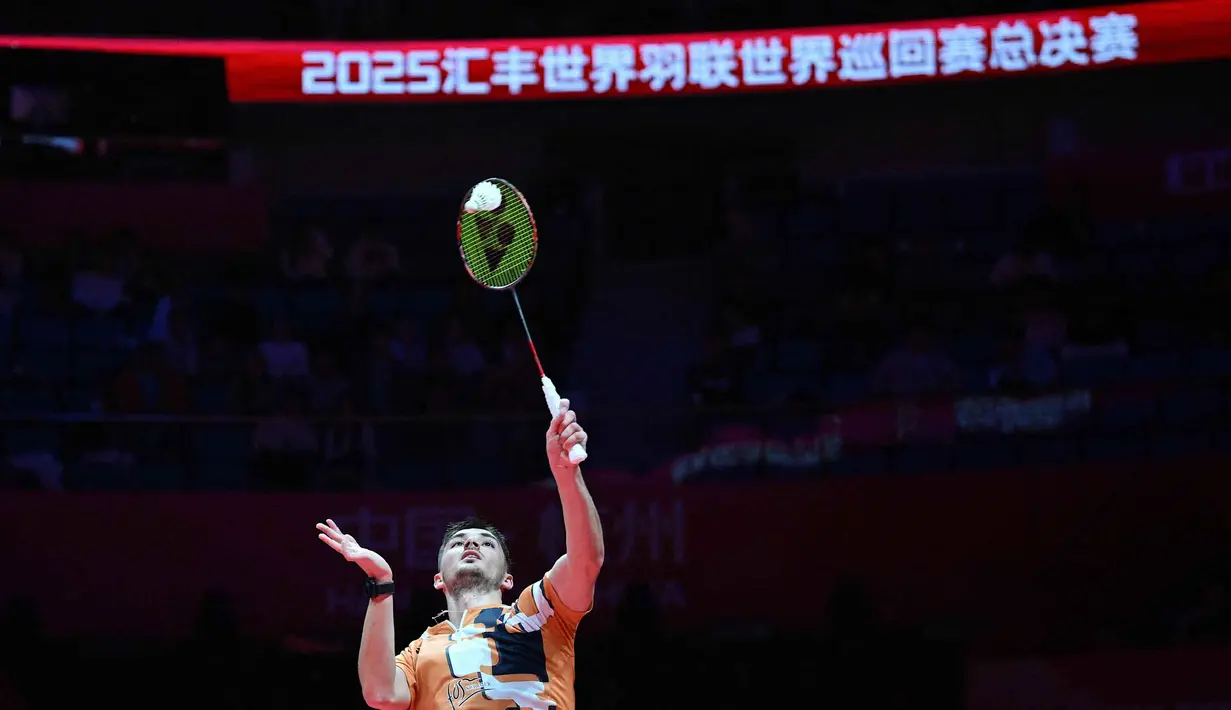 Sementara, kemenangan atas Jonatan Christie membuat Christo Popov mengukuhkan posisinya di papan atas Grup A. Tampak dalam foto, tunggal putra Prancis, Christo Popov saat bertanding melawan Jonatan Christie (Indonesia) pada pertandingan ketiga babak penyisihan grup BWF World Tour Finals 2025 yang berlangsung di Hangzhou Olympics Sports Centre Gymnasium, China, Jumat (19/12/2025). (Jade Gao/AFP)