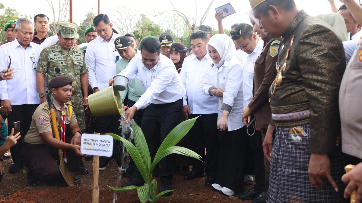 Percepat Hilirisasi Kelapa Nasional, Mentan Amran Luncurkan Gerakan Menanam Lima Juta Kelapa di Selayar