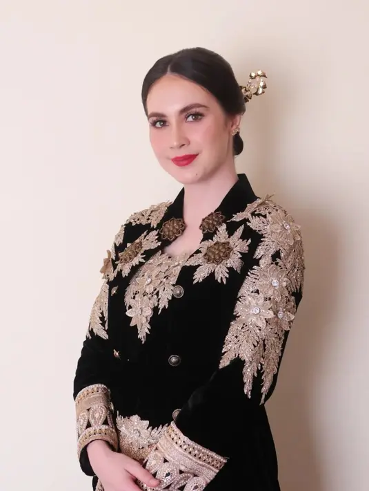 Penampilan Arumi Bachsin dibalut kebaya velvet warna hitam dengan bordiran emas di bahu dan dada tampak elegan sempurna dipadukan dengan aksesori rambut yang di sematkan di rambutnya. [@arumibachsin_94]