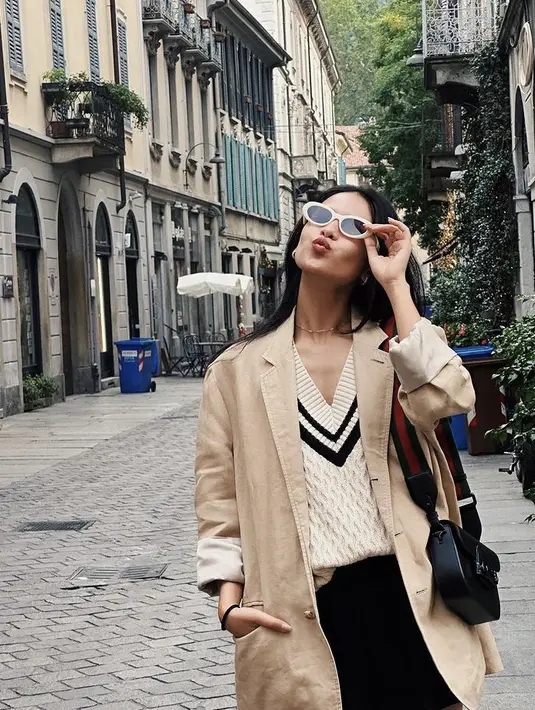 Maudy tampil dengan atasan inner knit wear putih yang dipadukan dengan blazer coklat oversize sebagai bawahannya. [@maudyayunda]
