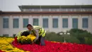 Para staf mengerjakan dekorasi "keranjang bunga" di Lapangan Tian'anmen di Beijing, ibu kota China (24/9/2020). Dekorasi setinggi 18 meter berbentuk keranjang bunga itu ditempatkan di tengah Lapangan Tian'anmen untuk menyambut masa libur Hari Nasional China mendatang. (Xinhua/Chen Zhonghao)