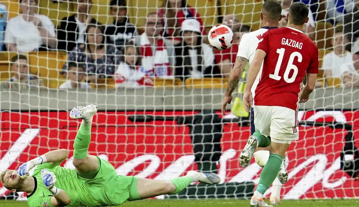 Pemain Hungaria Daniel Gazdag (kanan) mencetak gol ke gawang Inggris pada pertandingan sepak bola UEFA Nations League di Stadion Molineux, Wolverhampton, Inggris, 14 Juni 2022. Hungaria membantai Inggris 4-0. (AP Photo/Jon Super)