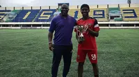 Di Tengah Kesibukan Melatih Persipura, Jacksen Tiago Masih Luangkan Waktu Dukung Sang Anak di Lapangan