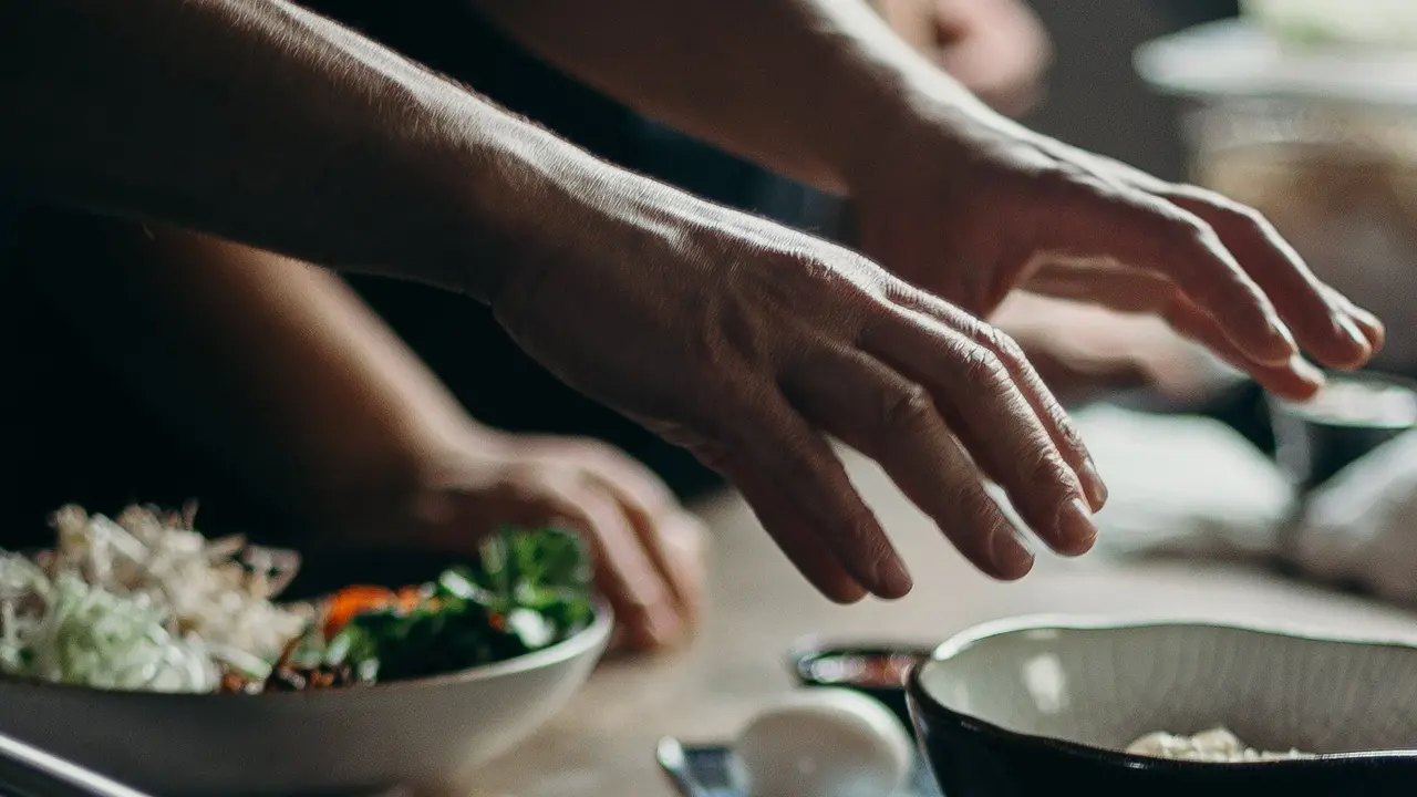 4 Tips Mencegah Flek Hitam Akibat Tersulut Panas Kompor