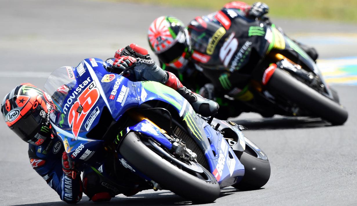 Sejak awal laga Maverick Vinales saling susul-susulan dengan Johann Zarco dan rekan setimnya Valentino Rossi. (AFP/Jean-Francois Monier)