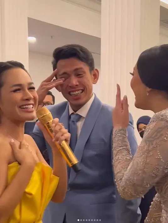 Membuat surprise manis untuk fans spesialnya sejak lama, Andien tidak hanya datang ke pesta pernikahan Digun dan Tita, namun juga menyanyikan lagu untuk mereka. (instagram.com/andienaisyah).