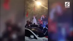 Penggemar tim nasional Vietnam rayakan kemanangan dengan mengenakan gaun pengantin. Vietnam juara Piala AFF 2018.