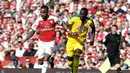 Bomber Arsenal, Aleksandre Lazacatte lepas dari kawalan pemain Crystal Palace pada laga lanjutan Premier League yang berlangsung di Stadion Emirates, Minggu (21/4). Arsenal kalah 2-3 kontra Crystal Palace. (AFP/Adrian Dennis)