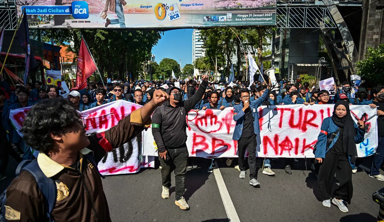 Mahasiswa dari Badan Eksekutif Mahasiswa (BEM) Univeristas Airlangga, BEM Seluruh Indonesia (SI) dan Aliansi BEM Surabaya (ABS) berunjuk rasa menentang kenaikan nilai Bahan Bakar Minyak (BBM) non-subsidi dan program Makan Siang Gratis (MBG) di Surabaya, Jawa Timur, Rabu 17 Juni 2026. (JUNI KRISWANTO/AFP)