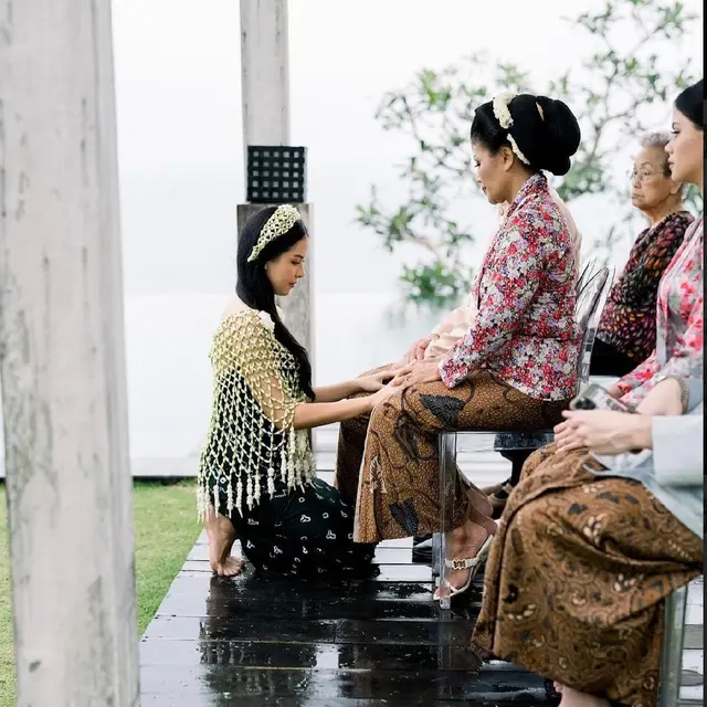 Jelang Pernikahan, Ini 7 Momen Siraman Estelle Linden yang Digelar di Bali