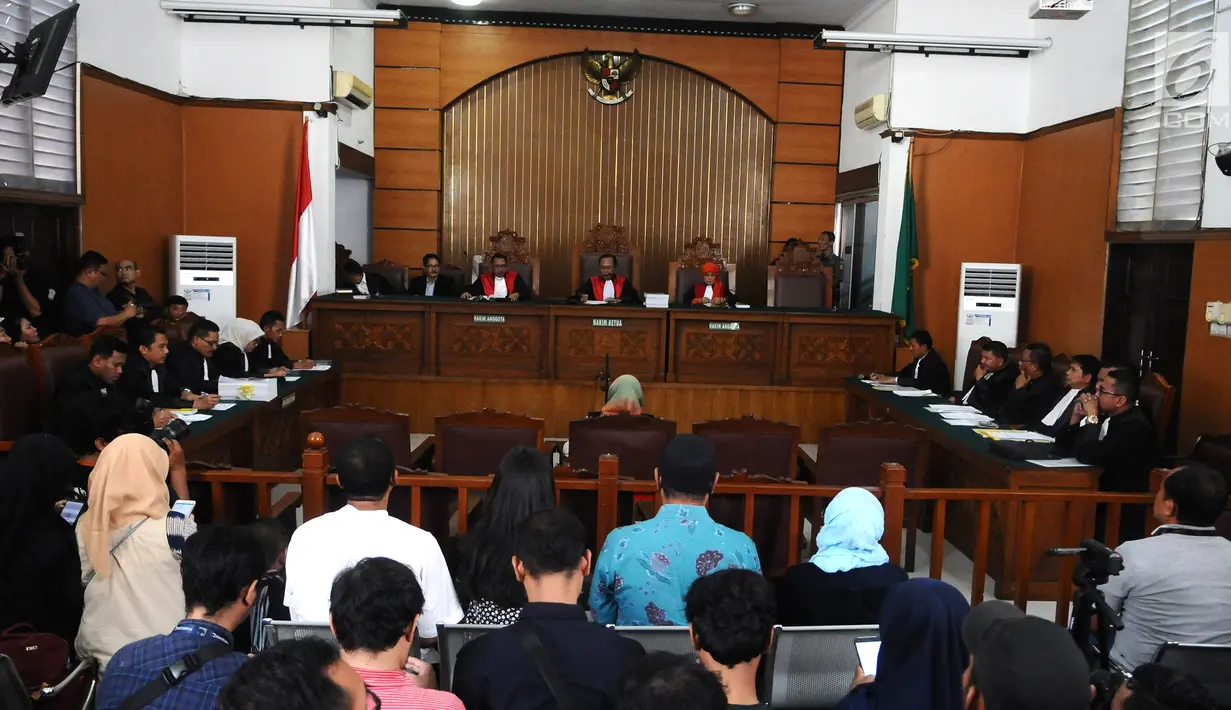 Suasana sidang dakwaan perdana dengan Terdakwa Ratna Sarumpaet di Pengadilan Negeri (PN) Jakarta Selatan, Kamis (29/2). Ratna menjalani sidang dakwaan perdana atas kasus penyebaran berita hoaks yang menyebutkan wajah lebam. (Liputan6.com/Herman Zakharia) 