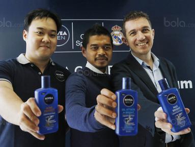 Bambang Pamungkas bersama Tomasz Schwarz dan Michael Suwito saat acara peluncuran produk Nivea Men di Jakarta, Selasa, (5/9/2017). Nivea mengeluarkan produk baru berupa sabun muka cair untuk pria. (Bola.com/M Iqbal Ichsan)