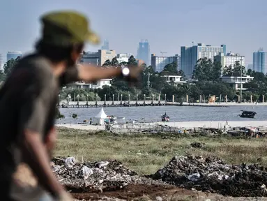 Warga menunjukkan proyek reklamasi perluasan kawasan wisata Ancol, Jakarta, Rabu (8/7/2020). Reklamasi Ancol seluas 155 hektare yang meliputi perluasan Rekreasi Dufan sekitar 35 hektare dan kawasan Ancol Timur 120 hektare menuai polemik dari masyarakat dan nelayan. (merdeka.com/Iqbal S. Nugroho)