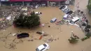 Sejumlah mobil terendam banjir yang disebabkan oleh angin topan Chaba di Ulsan, Korea Selatan, 5 Oktober 2016. Aktivitas transportasi, sekolah, pabrik dan pelabuhan dihentikan akibat topan ini. (REUTERS/Kim Yong-tae / Yonhap)