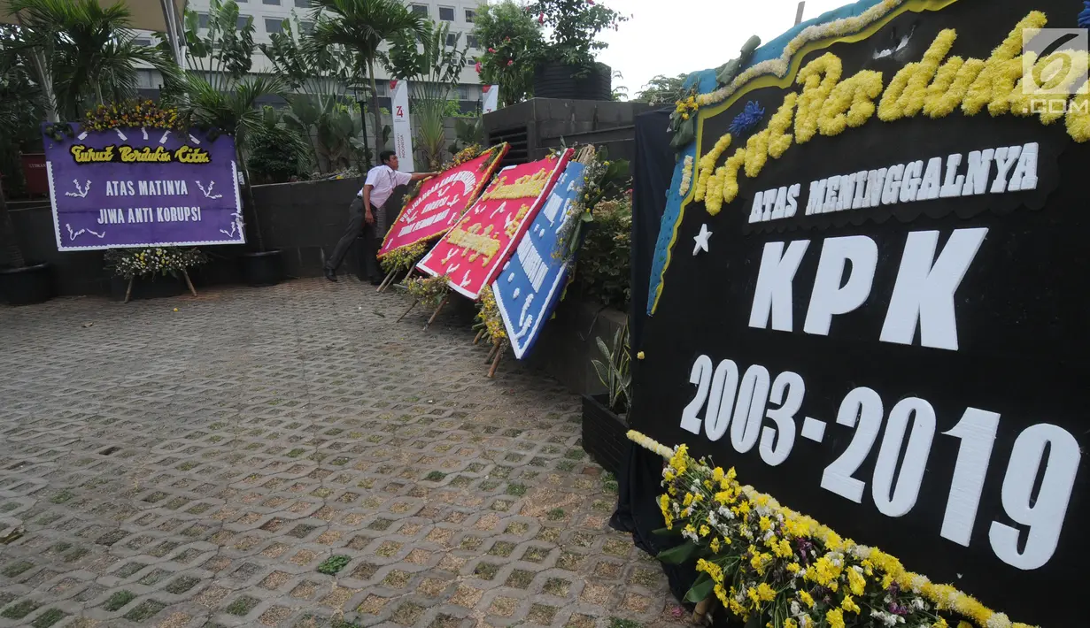 Sejumlah karangan bunga yang mengucapkan berbelasungkawa atas kematian KPK terlihat di Gedung Merah Putih, Jakarta, Senin (9/9/2019). Keberadaan kain hitam dan karangan bunga ini merupakan bentuk protes atas revisi Undang-undang KPK yang dinilai dapat melemahkan KPK. (merdeka.com/Dwi Narwoko)