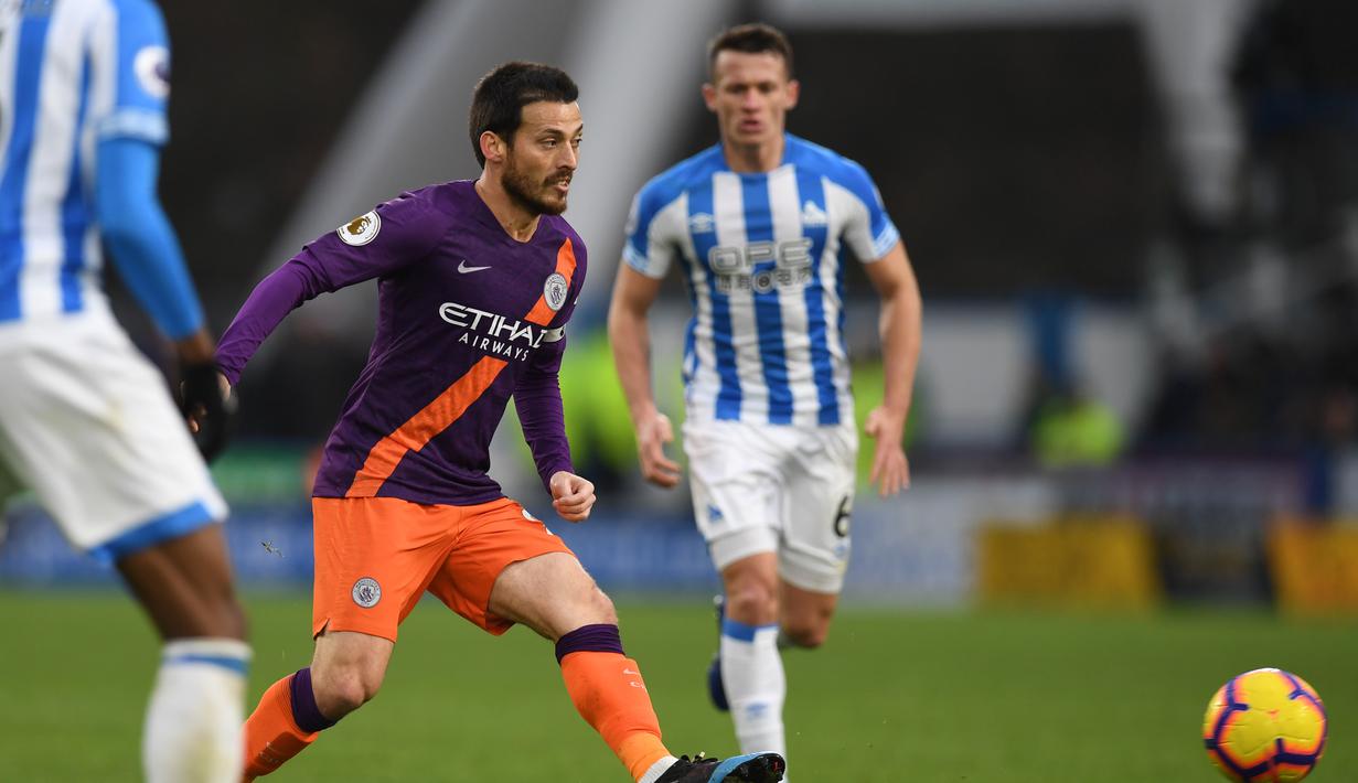 Aksi David Sila melakukan operan pendek pada laga lanjutan Premier League yang berlangsung di stadion John Smith, Huddersfield, Minggu (20/1). Manchester City menang 3-0 atas Huddersfield. (AFP/Paul Ellis)