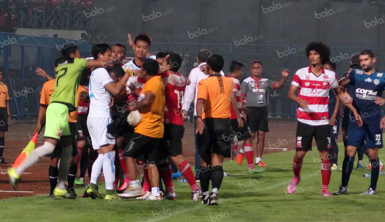 Kericuhan antara pemain Madura United dengan pemain Arema Cronus dalam laga Torabika Soccer Championship 2016 presented by IM3 Ooredoo di Stadion Gelora Bangkalan, Jumat (6/5/2016). (Bola.com/Fahrizal Arnas)