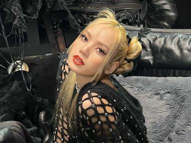Lisa berpose saat pemotretan dengan rambut pirangnya yang diikat. Personil girlband Blackpink ini terlihat masih menampilkan rambut berwarna pirangnya sebelum tour dunia yang akan dilakukan Blackpink. (Instagram/@lalalalisa_m)