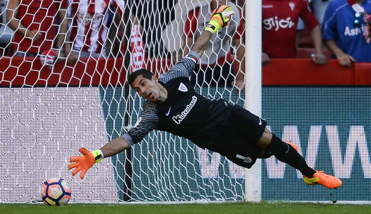 Gorka Iraizoz menjadi telah dipercaya menjaga gawang Athletic Bilbao selama bertahun-tahun. Penampilannya yang tangguh sering kali merepotkan Lionel Messi dan Cristiano Ronaldo saat bermain di Liga Spanyol. Salah satunya dengan menggagalkan dua penalti mereka. (AFP/Migurl Riopa)