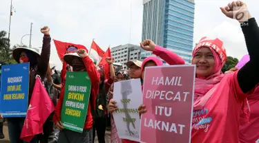Aktivis yang tergabung dalam Parade Juang Perempuan Indonesia menggelar demontrasi di depan Gedung DPR, Jakarta, Kamis (8/3). Aksi ini memperingati Hari Perempuan Internasional yang jatuh setiap tanggal 8 Maret. (Liputan6.com/JohanTallo)