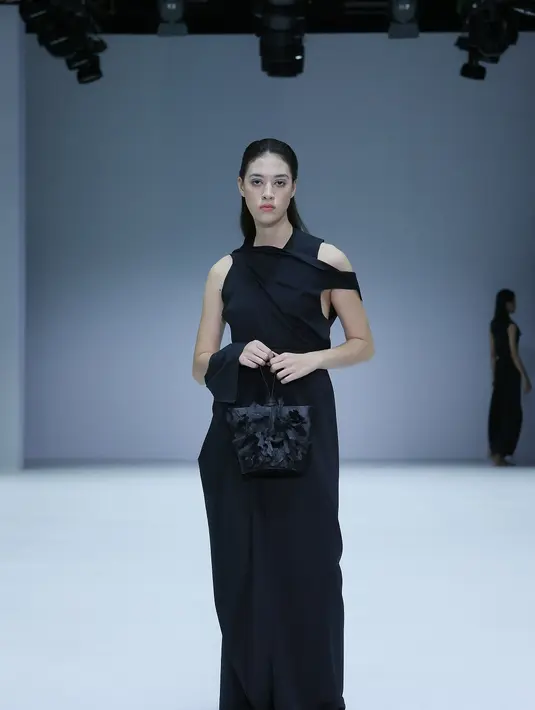 Dengan warna hitam sebagai palet utamanya, rangkaian tas yang elegan nan romantis. (JFW).