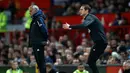 Manajer Derby County Frank Lampard (kanan) dan Manajer Manchester United Jose Mourinho (kiri) memberi dukungan kepada timnya saat bertanding di Piala Liga Inggris di Old Trafford, Manchester, Inggris, Selasa (25/9). (Martin Rickett/PA via AP)