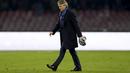 Pelatih  Inter Milan, Roberto Mancini terlihat tertunduk usai timnya kalah dari Napoli 1-2  pada lanjutan liga Italia Serie A di Stadion San Paolo, Naples,Selasa(1/12/2015) dini hari WIB. Napoli menang 2-1. (REUTERS/Ciro De Luca) 