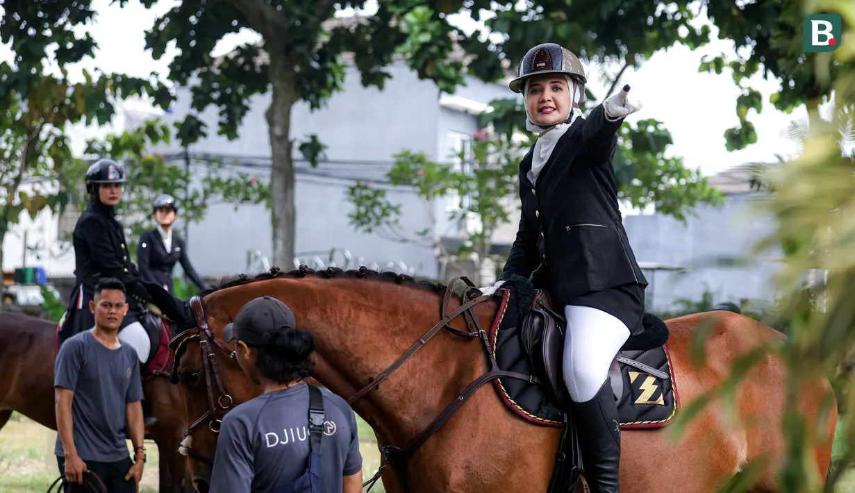 Selebritas Indonesia, Zaskia Sungkar bersiap berkompetisi dalam cabang olahraga berkuda nomor show jumping Turnamen Olahraga Selebriti Indonesia (TOSI) Season 3 yang berlangsung di Arthayasa Stable, Depok, Jawa Barat, Jumat (01/11/2024). (Bola.com/Bagaskara Lazuardi)