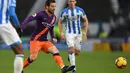 Aksi David Sila melakukan operan pendek pada laga lanjutan Premier League yang berlangsung di stadion John Smith, Huddersfield, Minggu (20/1). Manchester City menang 3-0 atas Huddersfield. (AFP/Paul Ellis)