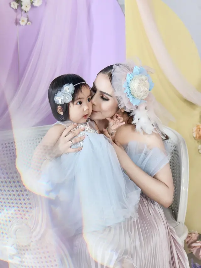 6 Pemotretan Momo Geisha Bersama Buah Hati, Pose Putrinya Curi Perhatian