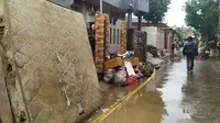 Kasur dan sampah-sampah teronggok di daerah Makasar, usai terendam banjir Jakarta. (Liputan6,com/Ika Defianti)