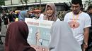 Mahasiswa dari Fakultas Kedokteran Universitas Indonesia (FKUI) mensosialisasikan tentang penyakit Psoriasis saat car free day di Jakarta, Minggu (4/11). Aksi itu bekerjasama dengan Rumah Sakit Cipto Mangunkusumo (RSCM). (Merdeka.com/Iqbal S. Nugroho)