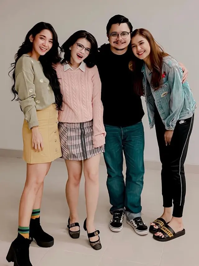11 Tahun Berlalu, Ini 6 Potret Reuni Geng 'de Rainbow' Kepompong Tetap Kompak