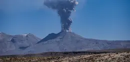 Ilustrasi gunung mengeluarkan abu vulkanik. (Pixabay/MonikaP)