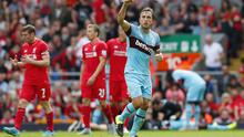 Gelandang West Ham, Mark Noble rayakan gol ke gawang Liverpool (Reuters)