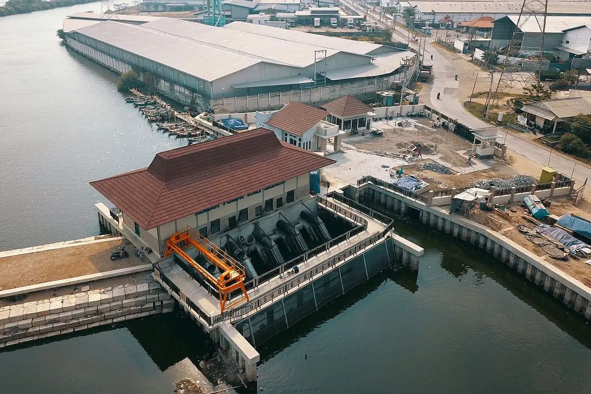 Pembangunan Bendung Gerak di Kanal Banjir Barat untuk pengendalian banjir di Kota Semarang, Jawa Tengah. (Foto Kementerian PUPR)