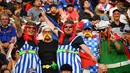Fans Prancis mengenakan kostum Asterix Obelix berpose sebelum pertandingan Rugby World Cup Pool C antara Prancis dan Tonga di Stadion Kumamoto di Kumamoto (6/10/2019). (AFP Photo/Gabriel Bouys)