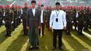 Presiden Joko Widodo atau Jokowi (kiri) bersama Ketua Umum Pengurus Besar Nahdlatul Ulama (PBNU) Yahya Cholil Staquf (kanan) saat menghadiri acara puncak satu abad Nahdlatul Ulama (NU) di Sidoarjo, Jawa Timur, Selasa (7/2/2023). Jokowi menilai NU sebagai organisasi Islam terbesar di dunia layak berkontribusi untuk masyarakat internasional. (Biro Pers Istana Kepresidenan/Agus Suparto)