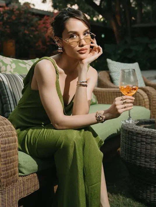 <p>Tampil stunning dengan kacamata clear. Wajahnya dipulas flawless dengan mengaplikasikan lipstik nude. [@claurakiehl]</p>