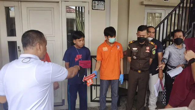 Rekontruksi pembunuhan yang dilakukan tersangka kepada anak kandungnya di Perumahan Jatijajar, Kecamatan Tapos, Kota Depok.