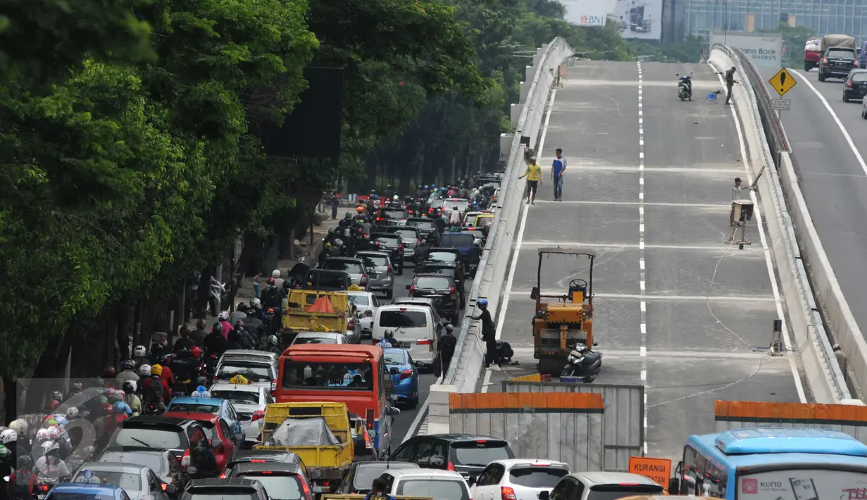 Jembatan dengan panjang mencapai 680 meter dan lebar 5,1 meter tersebut diharapkan dapat mengurai kemacetan di Jl. Jalan Gatot Subroto, tepatnya di Perempatan Kuningan, Jakarta, Minggu (27/12/2015). (Liputan6.com/Helmi Afandi) 