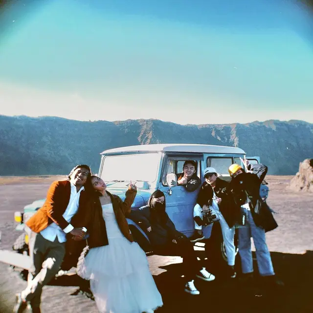 6 Momen Prewedding Joshua Suherman dan Clairine Clay di Bromo, Romantis