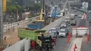 Pekerja menyelesaikan pembangunan proyek light rail transit (LRT) Cawang - Dukuh Atas di Jalan Rasuna Said, Kuningan, Jakarta, Rabu (9/8). Proyek sepanjang 10,5 km tersebut ditargetkan rampung pada Desember 2018. (Liputan6.com/Immanuel Antonius)