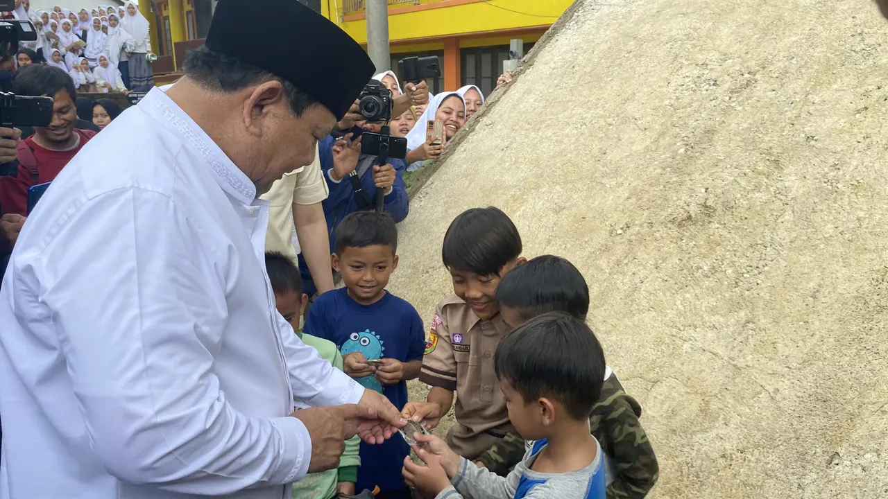 Calon Presiden nomor urut 2 Prabowo Subianto mengunjungi Ponpes Miftahul Huda di Manonjaya, Tasikmalaya, Sabtu (2/12/2023) (Liputan6.com/Ady Anugrahadi)